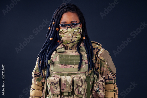 Foto afro american army latin soldier in camouflage clothes hair dreadlocks evening makeup and big lips on a black background in the studio