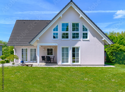 Konstfotografi Einfamilienhaus im Sommer