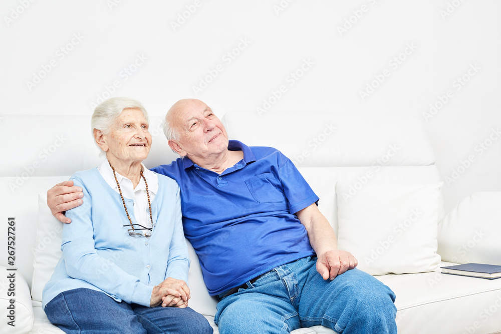Glückliches altes Ehepaar auf dem Sofa Stock Photo Adobe Stock