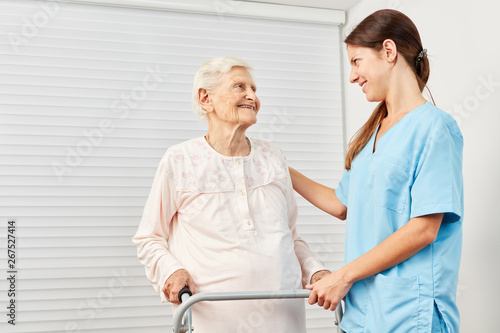 Therapeutin bei Betreuung alter Frau mit Gehgestell