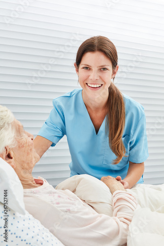 Junge Frau als Krankenschwester oder Pflegekraft photo