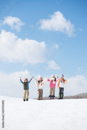 雪原に並ぶ小学生