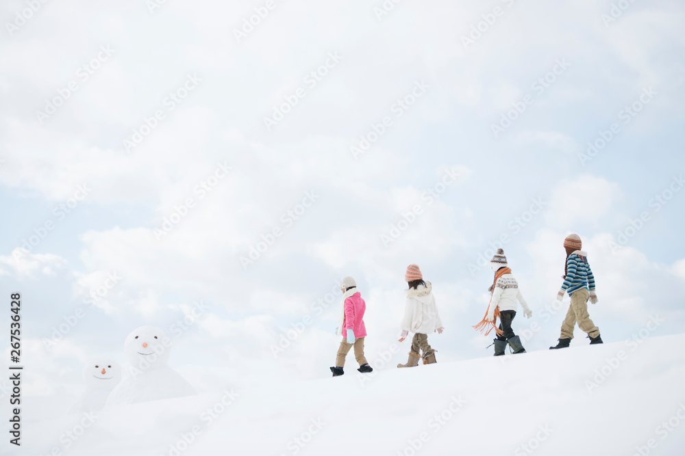 雪原を歩く小学生と雪だるま 雪原を歩く小学生と雪だるま