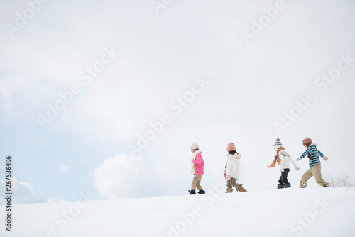 雪原を歩く小学生