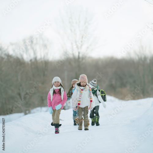 雪道を歩く小学生
