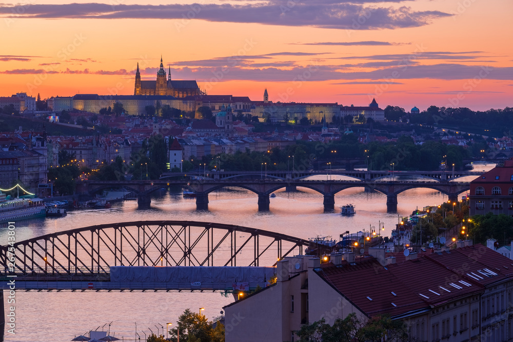 Blick auf Prag/Tschechische Republik und die Moldau bei Sonnenuntergang