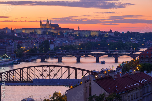 Blick auf Prag/Tschechische Republik und die Moldau bei Sonnenuntergang