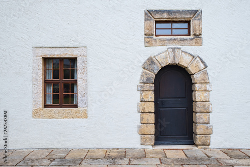Fassade eines weißen Hauses mit Tür und Fenster