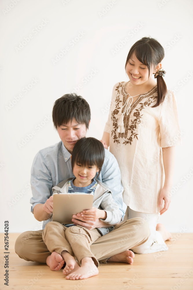 タブレットPCを見る家族