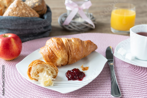 Frühstück mit Croissant