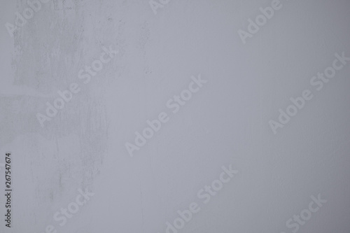 Graublaue Wand im Industrial Design als Hintergrund und Kunst Gestaltung. Verputzte Betonwandwand mit rauen Strukturen und Pastelfarbenen verläufen. Hintergrund und Tapetenmuster.