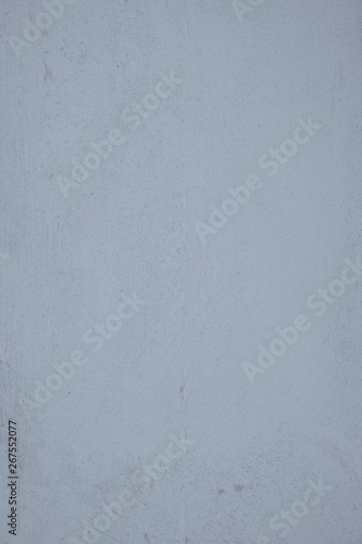 Pastellblaue Betonwand mit verputzten Strukturen und verschmutzungen im Industrial Design. Pastellfarbene Steinwand mit als Hintergrund und Gestalterisches Element für kunstvolle Kollagen. 
