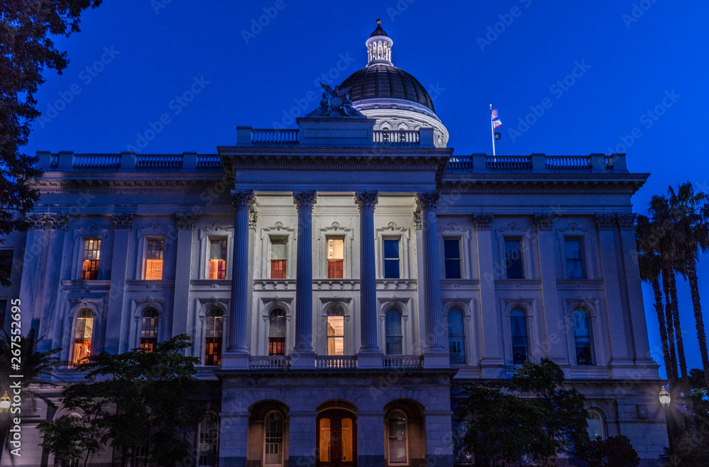 Naklejka premium California State Capitol Building, night
