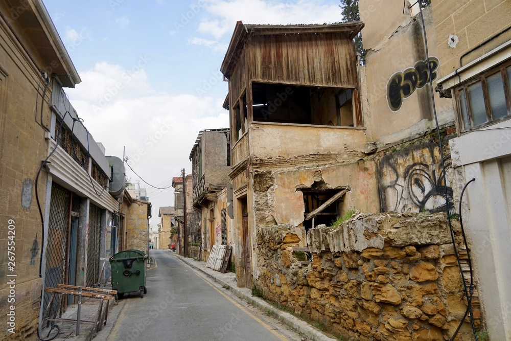 Alte, stimmungsvolle Gasse in Nikosia (Zypern)