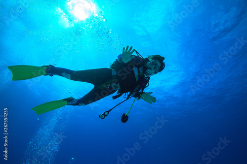 小笠原の海を潜るダイバー © shota