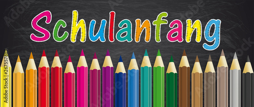 Schulanfang Banner mit Buntstiften auf einen Kreidetafel