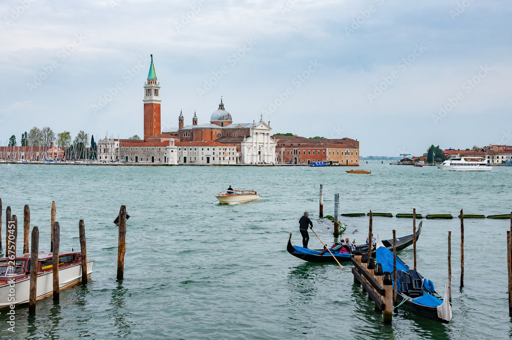 Obraz premium Kościół San Giorgio Maggiore z gondolami