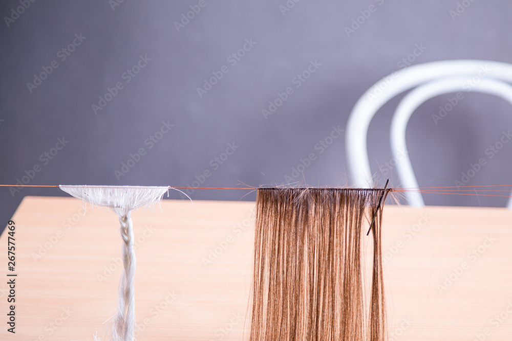 Fototapeta premium Dłonie młodej kobiety robiącej perukę