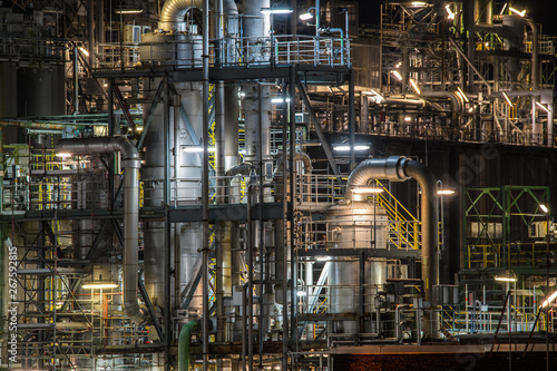 Chemische Industrieanlagen Chemieindustrie bei Nacht