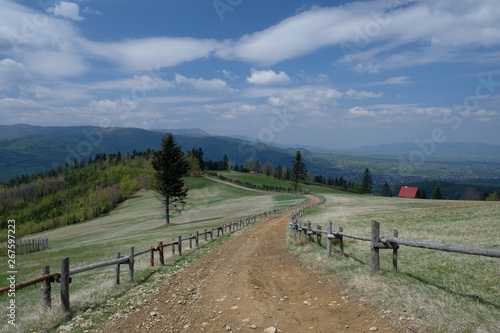 Fototapeta Naklejka Na Ścianę i Meble -  Polska, Beskid Żywiecki  - niebieski szlak, punkt widokowy Prusów
