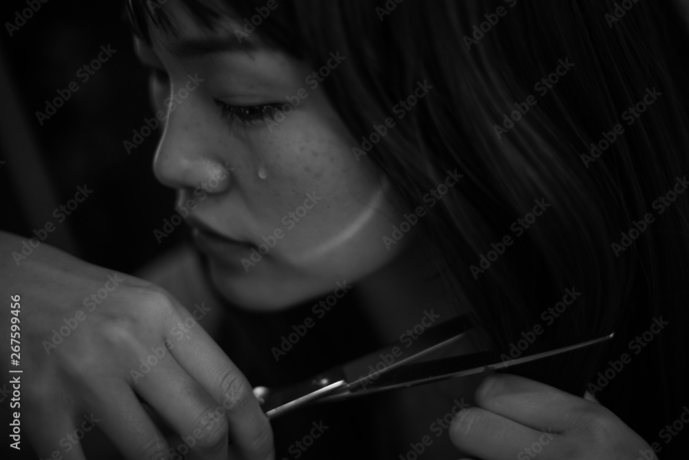 Obraz premium 泣きながら髪を切る女性