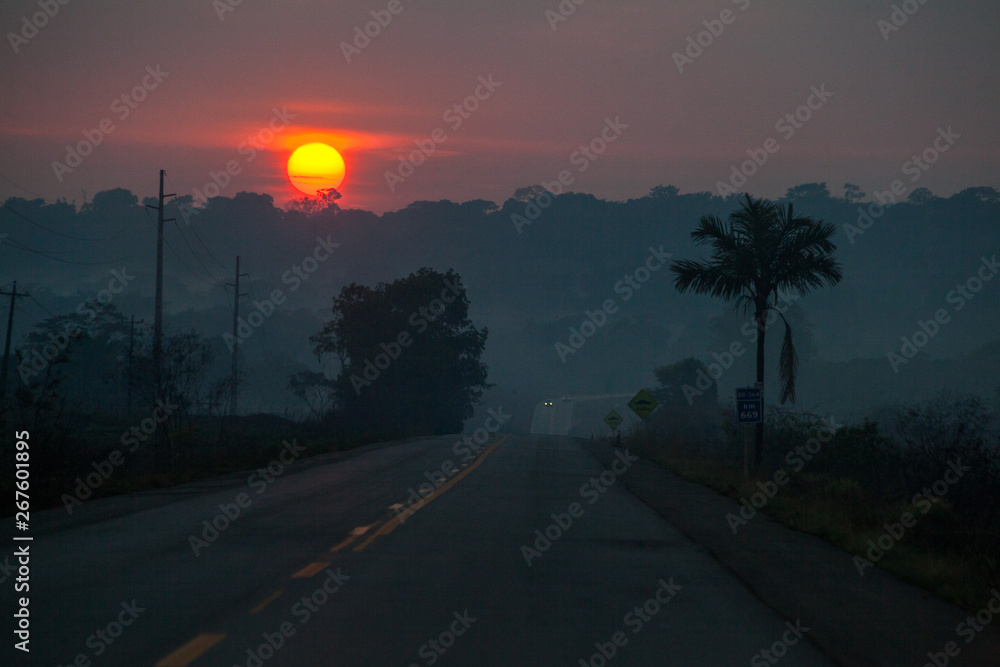 por do sol na estrada em Rondônia 