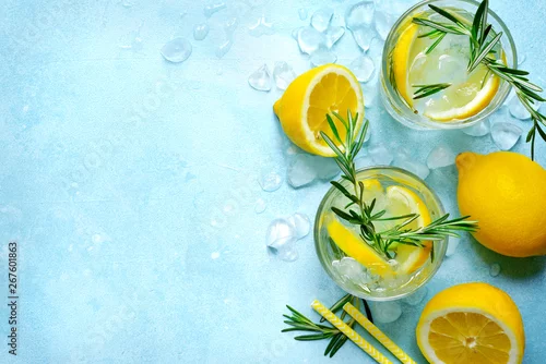 Obraz Letni koktajl cytrusowy lub lemoniada z rozmarynem. Widok z góry z miejsca kopiowania.