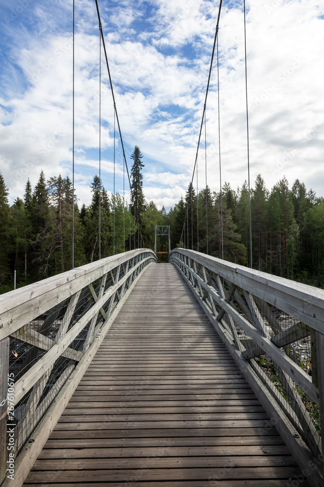 Wanderweg über eine Hängebrücke in Skandinavien
