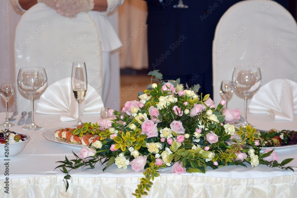 Wedding banquet table with flowers decoration 