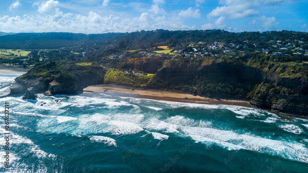 Fototapeta premium Oceaniczne fale na popularnej plaży w słoneczny dzień. Plaża Muriwai, Auckland, Nowa Zelandia