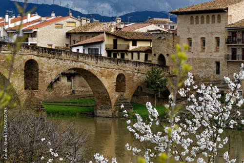 Puente la Reina Br  cke   ber den Fluss Arga