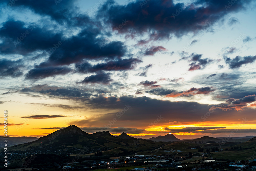 Obraz premium Sunset over Mountains and City