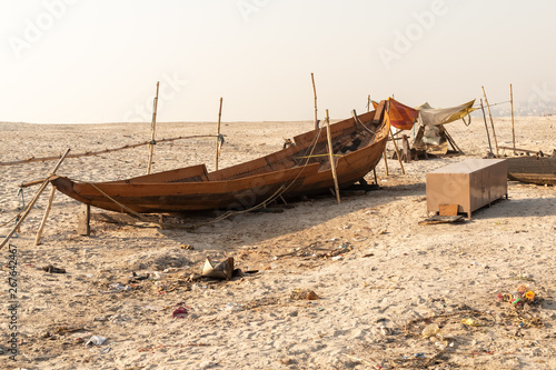 The other side of the Ganges with sand dunes, Land of the dead, Varanasi, India © pszabo