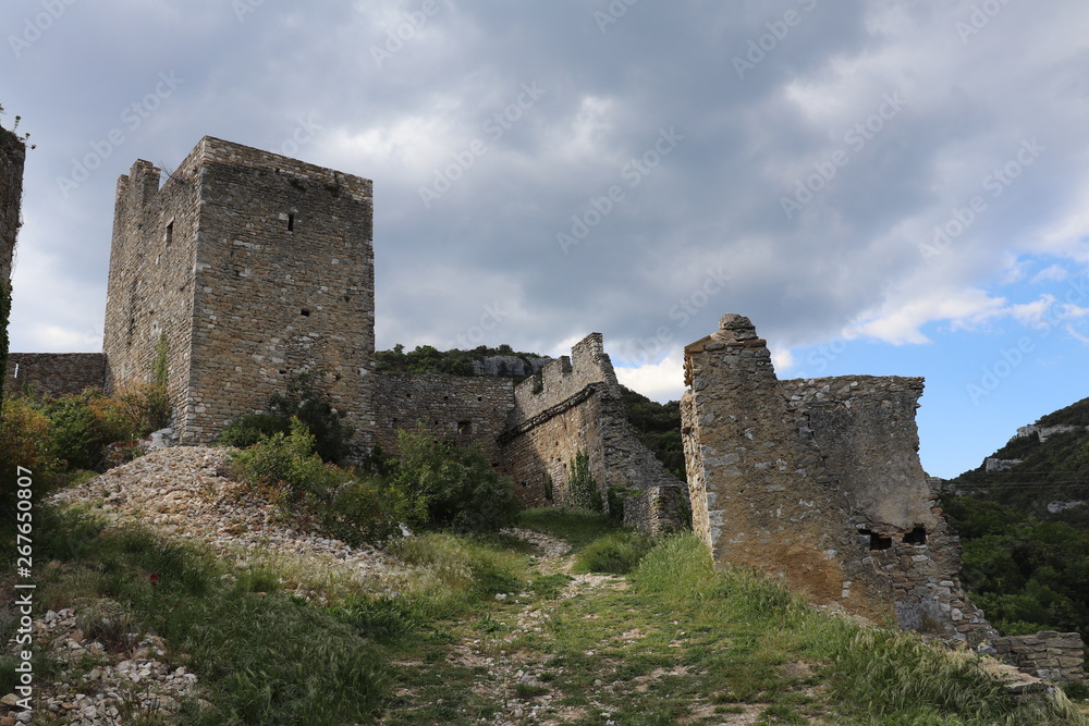Château médiéval de Saint Montan en Ardèche construit au 11 ème siècle