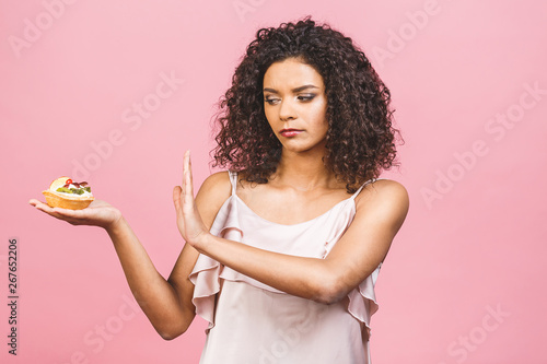 Φωτογραφία American afro girl does not eat cake