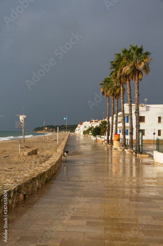 Paseo marítimo al amanecer en paralelo a la playa de Altafulla con sus casas de cara al mar Mediterráneo. Tarragona
