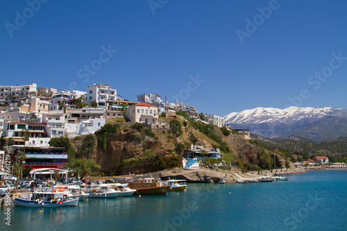View on the charming fisherman’s village Agia Galini on the South coast of Crete, in the background the snow-covered Idi Mountains © Matauw