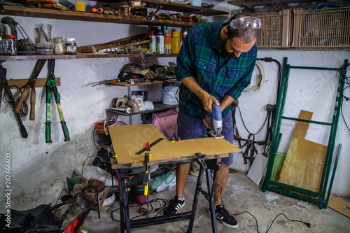 Trabalhos caseiros e hoby com as suas ferramentas photo