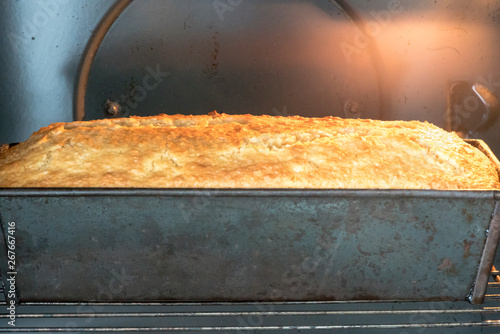 Rührkuchen, frisch gebacken mit Zuckerglasur photo