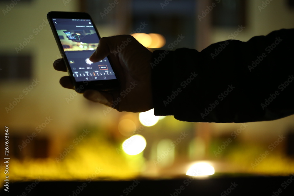 Business man con in mano un telefono mobile per scattare una fotografia wifi - obrazy, fototapety, plakaty 
