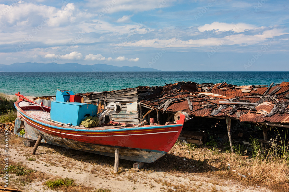 Kleines Fischerboot an griechischem Strand Kleines Fischerboot an griechischem Strand