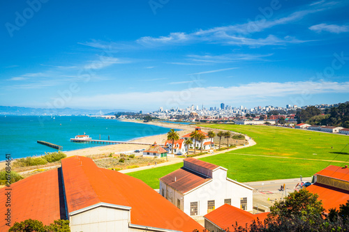 Obraz na płótnie San Francisco skyline with Crissy Field, California, USA w salonie