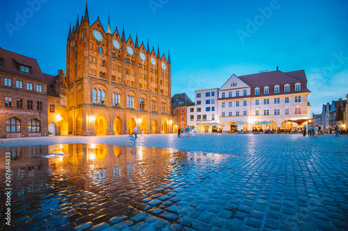 Obraz na płótnie Historic town of Stralsund at twilight, Mecklenburg-Vorpommern, Germany w salonie