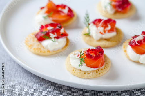 Fényképezés Party blinis with beetroot cured salmon, cream and horseradish
