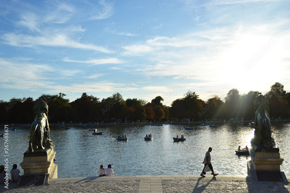 Obraz premium Boats in the Lake in Parque do Retiro, Madrid