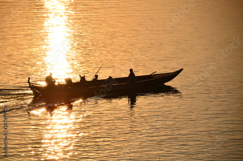 カンボジアのクラチェ　メコン川と美しい夕日と漁師の小船 photo