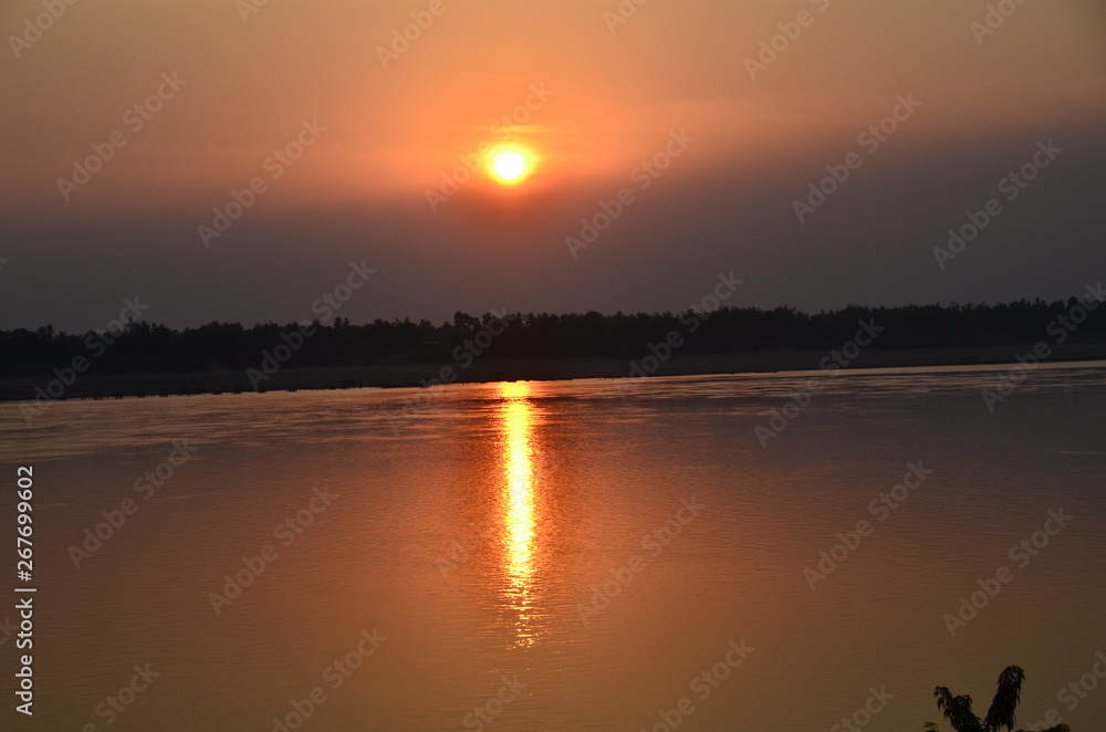 カンボジアのクラチェ　メコン川と美しい夕日と漁師の小船