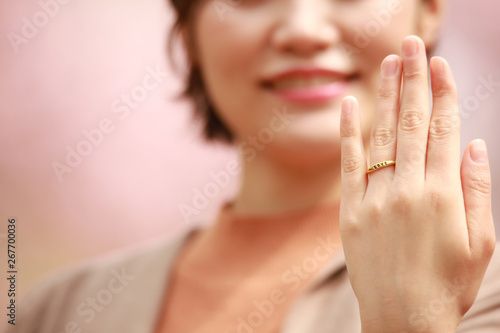指輪を見せる女性