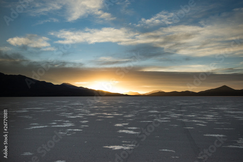 Désert de sel d'Uyuni en Bolivie  photo