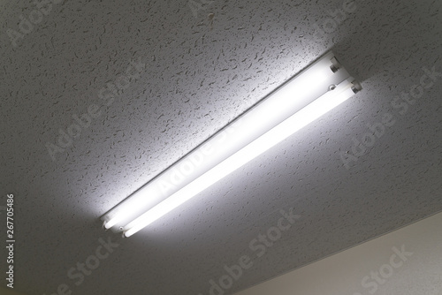 オフィスの天井　蛍光灯　3波長形電球　フリッカーが出る　旧タイプ　 photo